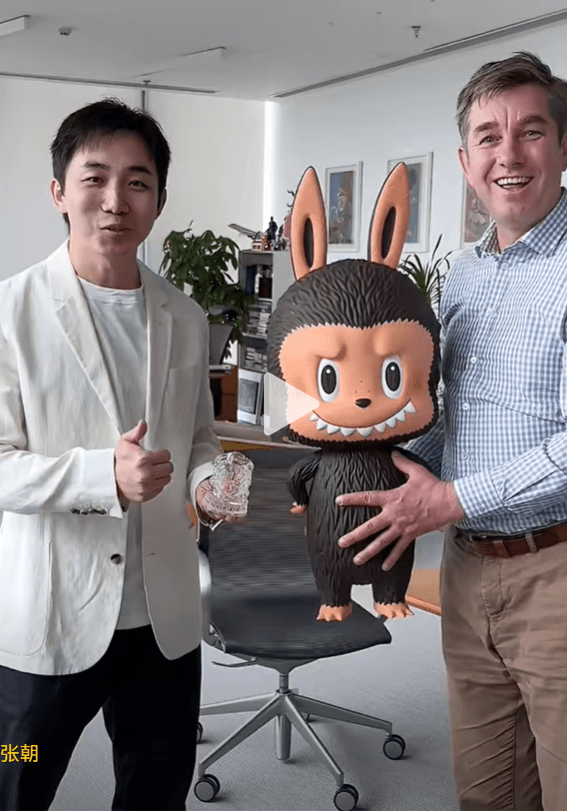 胡润交换礼物:以王宁亲签绝版Labubu 换小马智行CEO百万名车