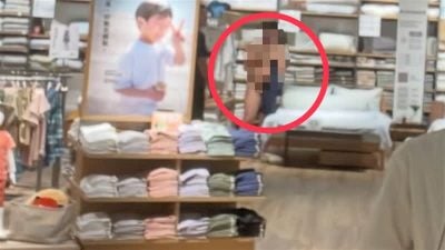 脱序男全裸躺展示床翻滚　警卫持“讨伐棒”驱离