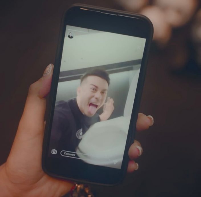 舔马桶盖讽刺流量至上 沈震轩庆幸女友没嫌弃