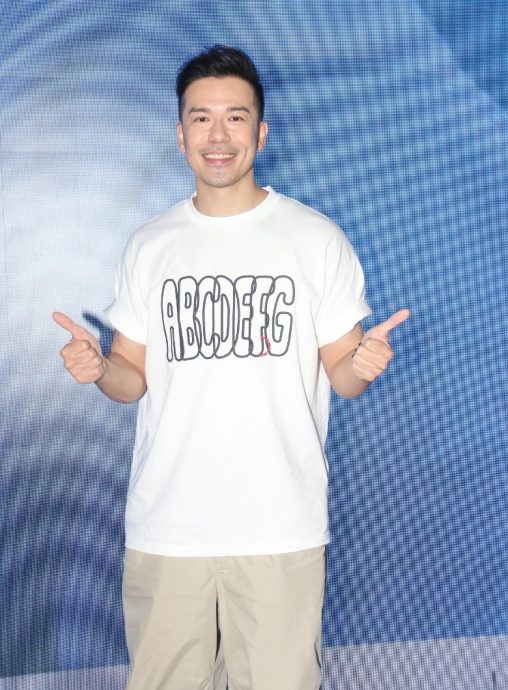 舔马桶盖讽刺流量至上 沈震轩庆幸女友没嫌弃