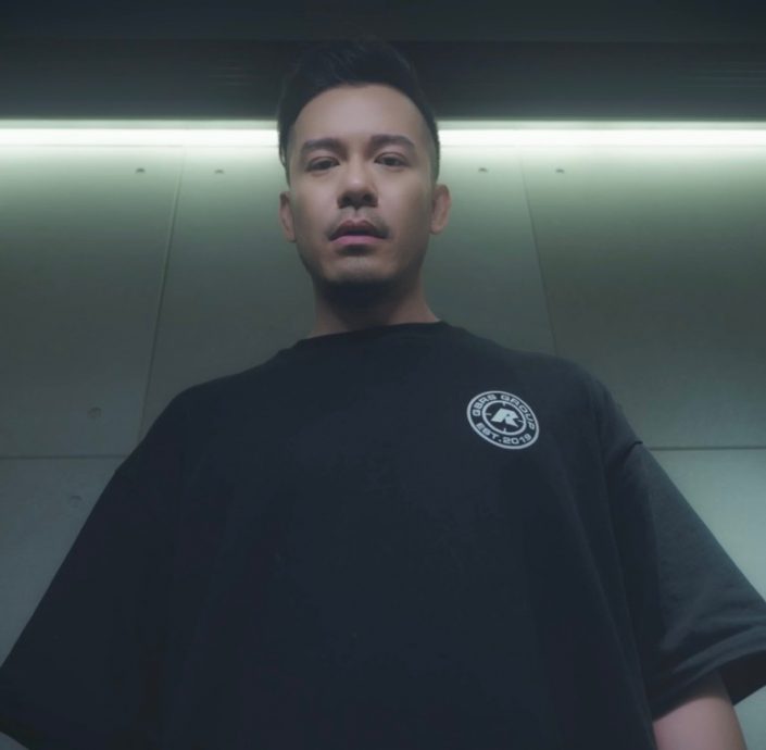 舔马桶盖讽刺流量至上 沈震轩庆幸女友没嫌弃