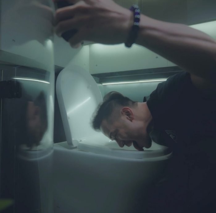 舔马桶盖讽刺流量至上 沈震轩庆幸女友没嫌弃