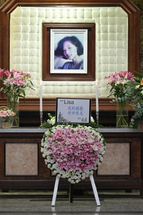 艾威送妻最后一程 挽词以“猪头炳”落款惹泪