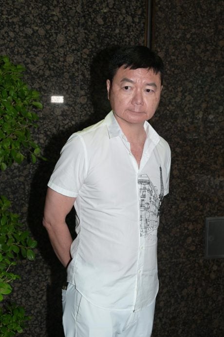 艾威送妻最后一程 挽词以“猪头炳”落款惹泪