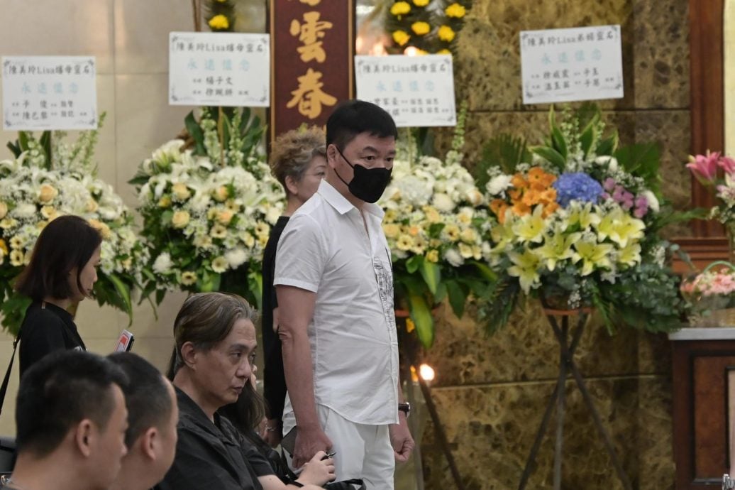 艾威送妻最后一程 挽词以“猪头炳”落款惹泪