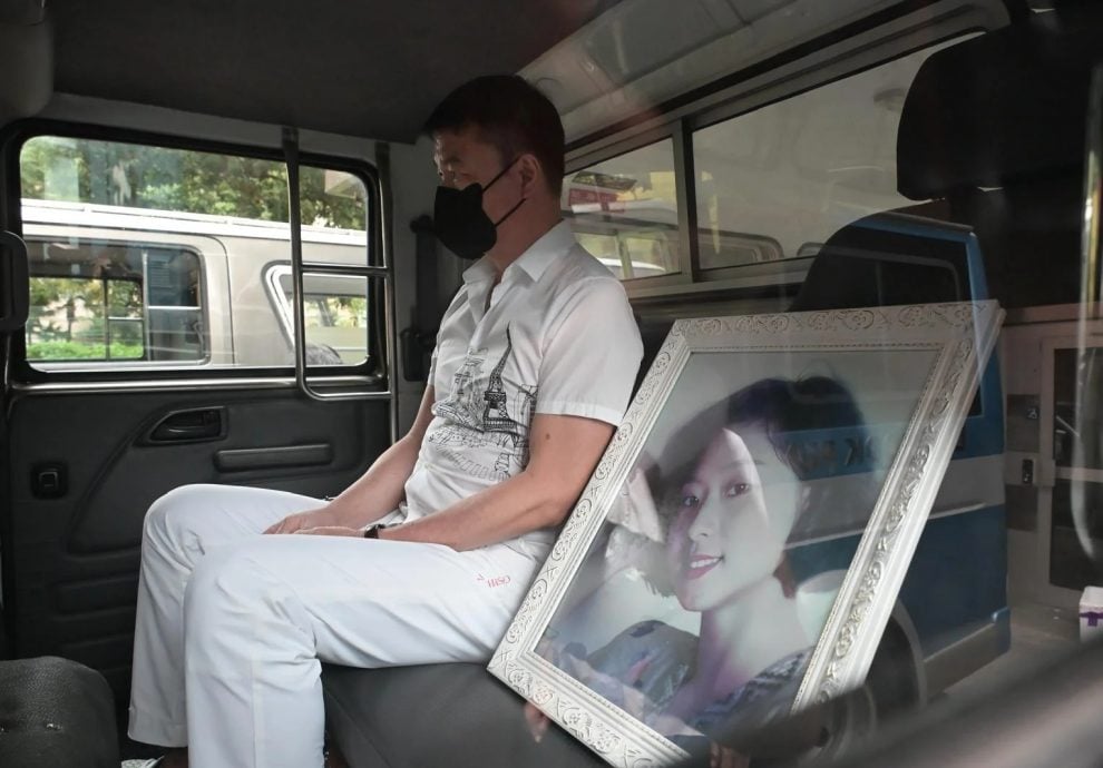 艾威送妻最后一程 挽词以“猪头炳”落款惹泪