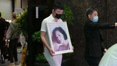 艾威憔悴送别爱妻  挽词以“猪头炳”落款惹鼻酸