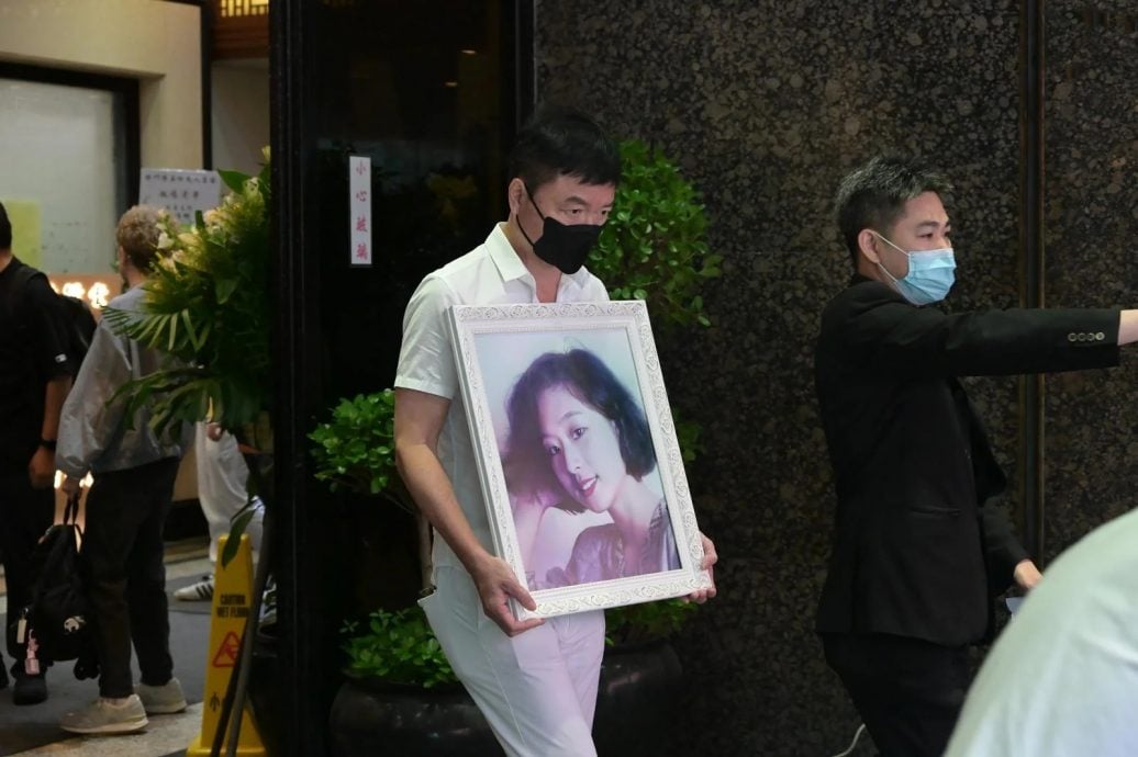 艾威送妻最后一程 挽词以“猪头炳”落款惹泪