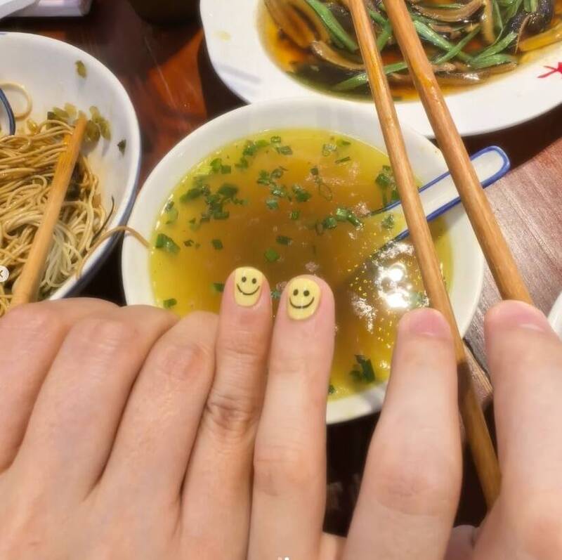 萧敬腾久违更新IG 放闪爱妻晒“甜蜜小指照”