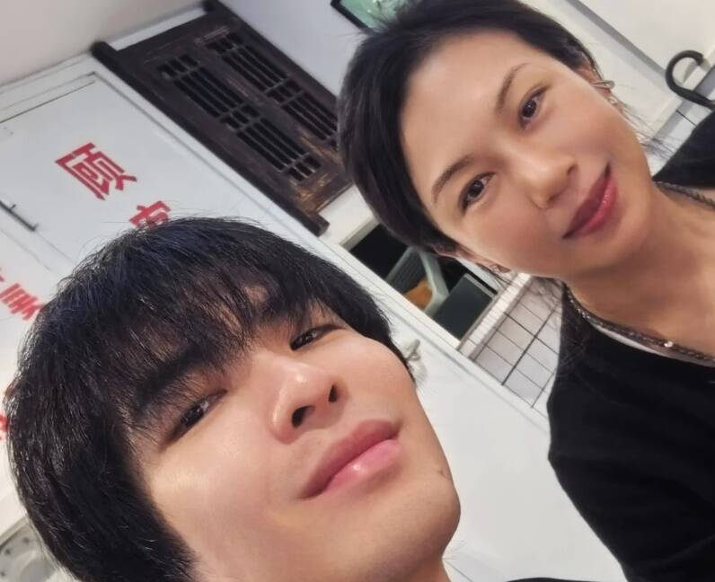 萧敬腾久违更新IG 放闪爱妻晒“甜蜜小指照”