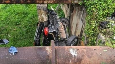 天桥旁步行飞来横祸  行人遭车撞落河失踪