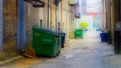 街友睡垃圾桶过夜　惨遭垃圾车“回收”爆头酿1死1伤