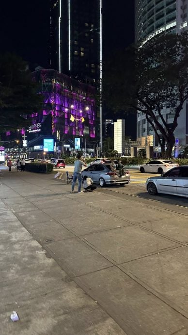 补图（大都会）乱停车 自备椅子坐路旁吃喝 本地人在KLCC一带制造交通混乱