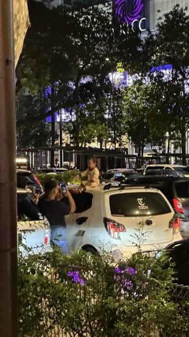 补图(大都会)乱停车 自备椅子坐路旁吃喝 本地人在KLCC一带制造交通混乱