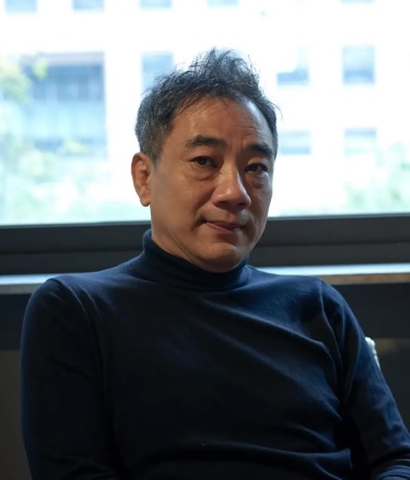 被女导指控权势性骚 萧雅全认错宣布停工