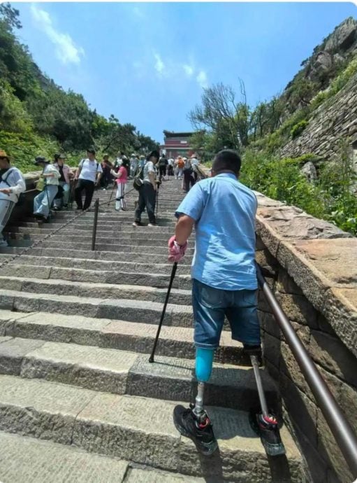 装假肢男子泰山攻顶三次 网民赞叹说“别再说爬不了泰山！”