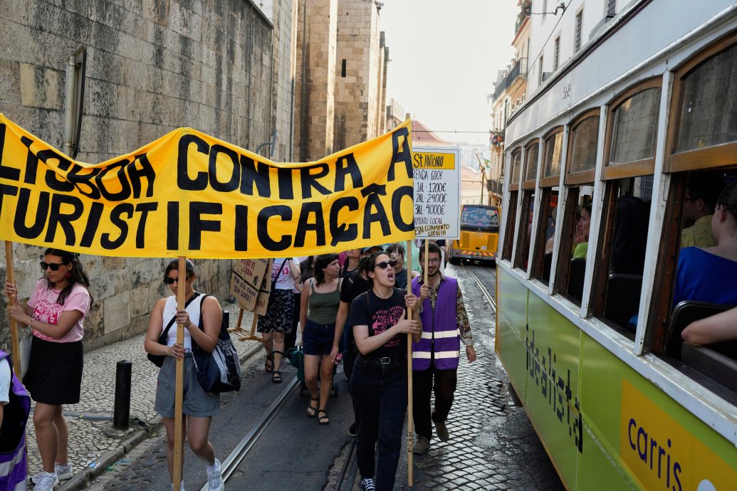 西班牙葡萄牙等地抗议过度旅游 居民高呼“你度假我倒楣”