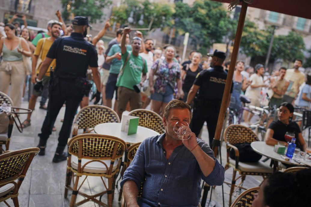 西班牙葡萄牙等地抗议过度旅游 居民高呼“你度假我倒楣”