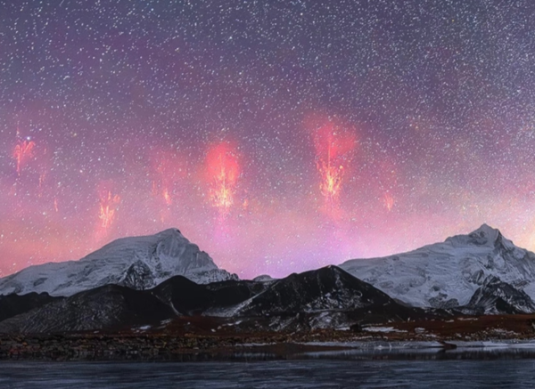 西藏罕见“红色精灵闪电” 气象专家:就像鬼魅难以捉摸