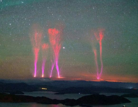 西藏罕见“红色精灵闪电” 气象专家:就像鬼魅难以捉摸