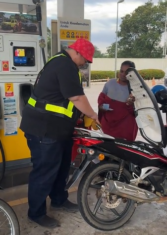 视频|“不管添多少只收RM1” 男子油站帮骑士添油获赞