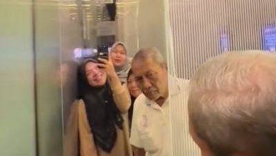 视频|“最好的孝顺是分享生活” 女子带爸妈参观办公室感动网民
