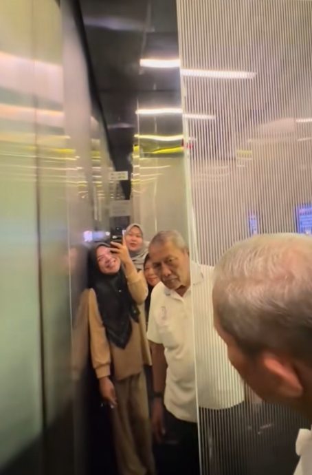 视频|“最好的孝顺是分享生活” 女子带爸妈参观办公室感动网民