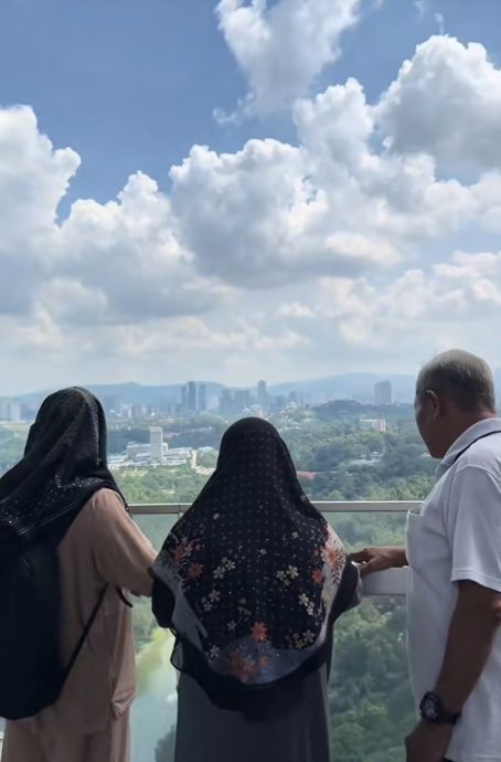 视频|“最好的孝顺是分享生活” 女子带爸妈参观办公室感动网民