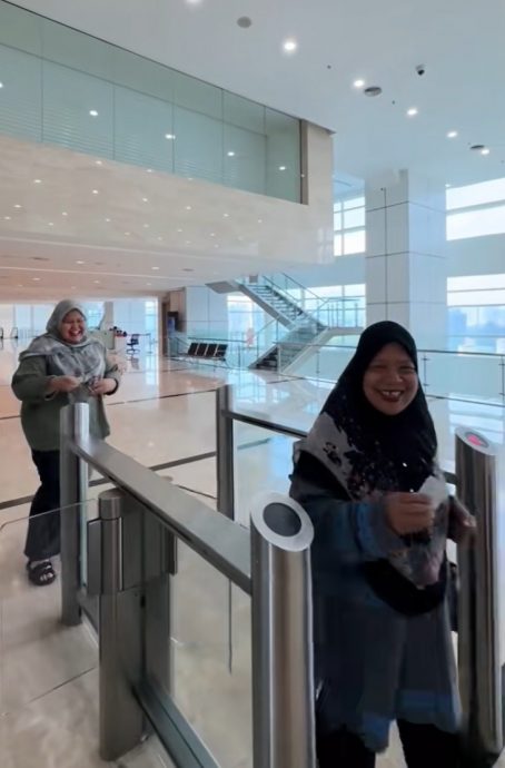 视频|“最好的孝顺是分享生活” 女子带爸妈参观办公室感动网民