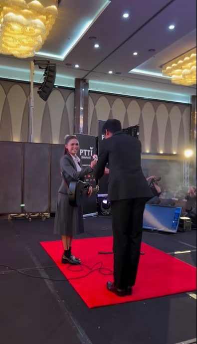 视频|上台送玫瑰花 赛沙迪一举动惹贝拉害羞跺脚窃笑