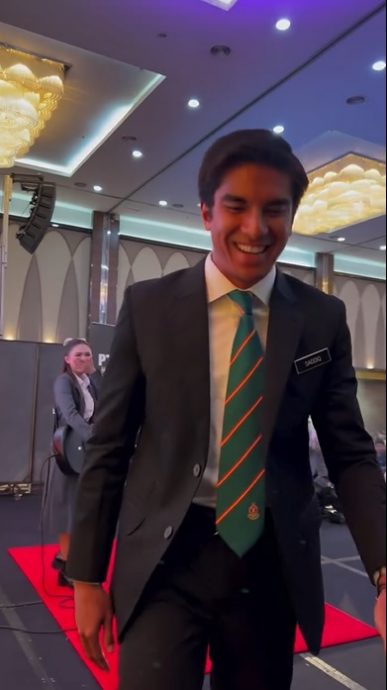 视频|上台送玫瑰花 赛沙迪一举动惹贝拉害羞跺脚窃笑