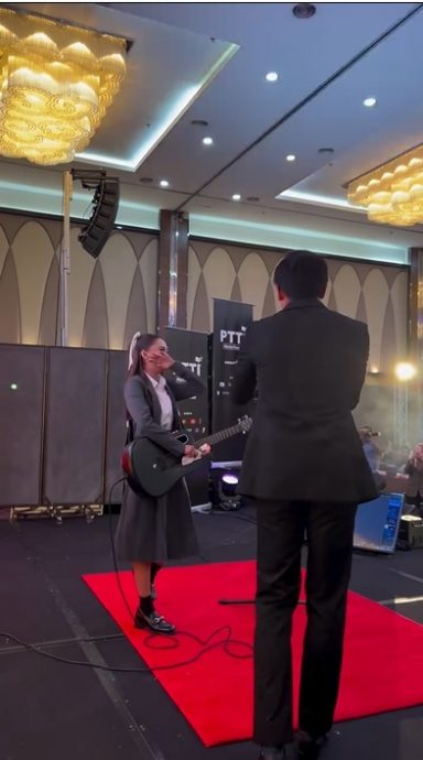 视频|上台送玫瑰花 赛沙迪一举动惹贝拉害羞跺脚窃笑