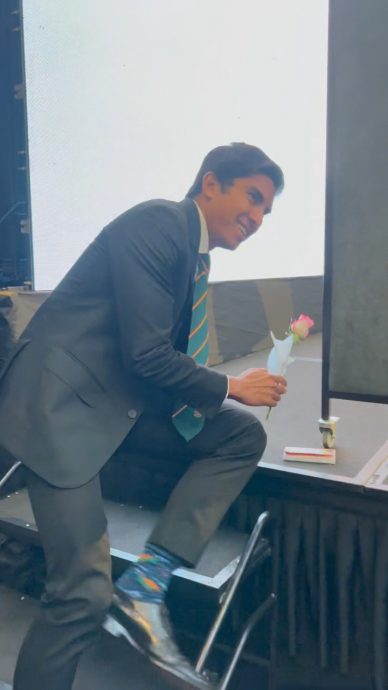 视频|上台送玫瑰花 赛沙迪一举动惹贝拉害羞跺脚窃笑