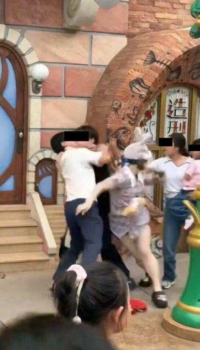 视频|上海迪士尼拍照起争执 情侣与一家三口互殴