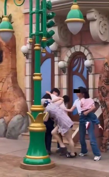 视频|上海迪士尼拍照起争执 情侣与一家三口互殴