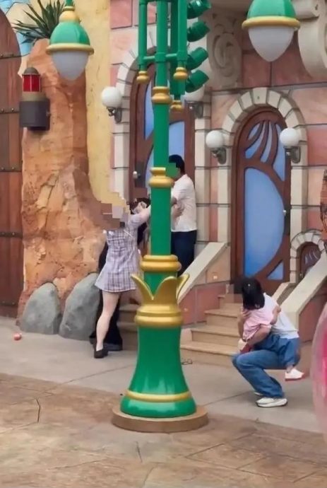 视频|上海迪士尼拍照起争执 情侣与一家三口互殴