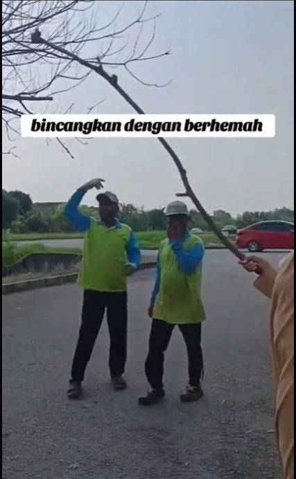 视频|不满垃圾车停家门前 女子持树枝驱赶垃圾工人