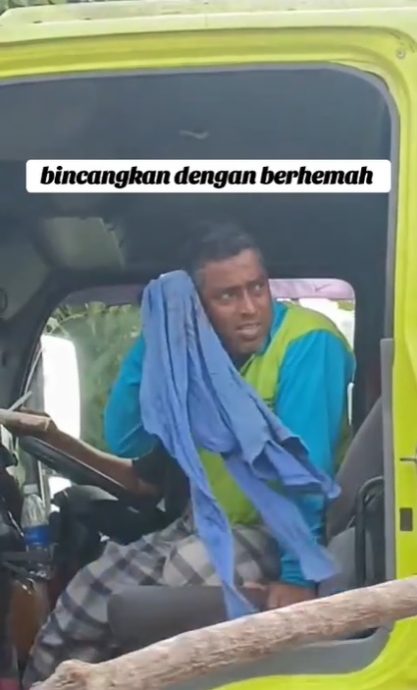 视频|不满垃圾车停家门前 女子持树枝驱赶垃圾工人