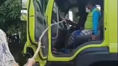 视频 | 不满垃圾车停家门前 女子持树枝驱赶垃圾工人