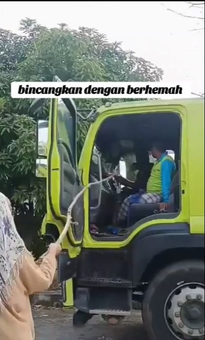 视频|不满垃圾车停家门前 女子持树枝驱赶垃圾工人