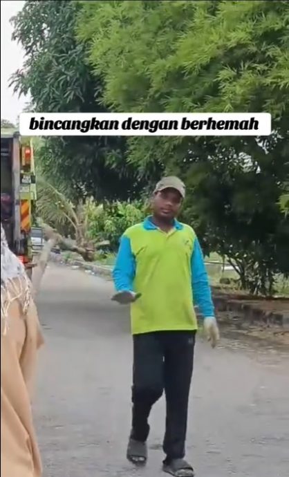 视频|不满垃圾车停家门前 女子持树枝驱赶垃圾工人