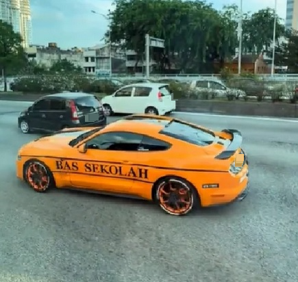 视频|与黄色福特野马擦肩而过 学生惊呼:这“校车”更酷