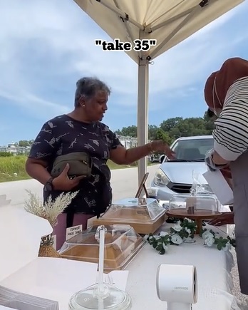 视频|买蛋糕多付还说不用找 阿姨支持路边摊感动小贩