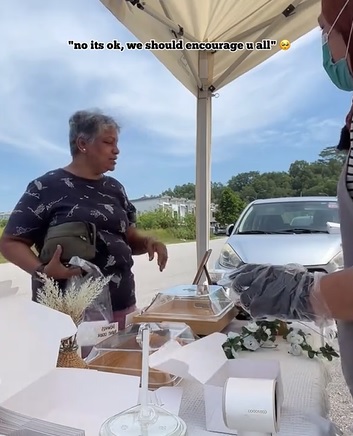 视频|买蛋糕多付还说不用找 阿姨支持路边摊感动小贩