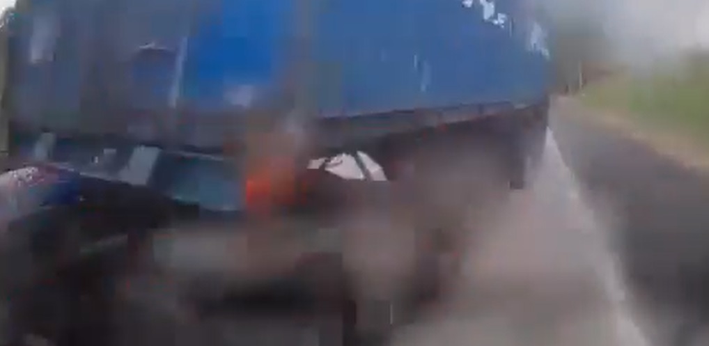 视频|从望后镜察觉后方罗里追撞 轿车司机闪至紧急车道逃一劫