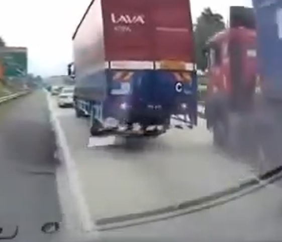视频|从望后镜察觉后方罗里追撞 轿车司机闪至紧急车道逃一劫