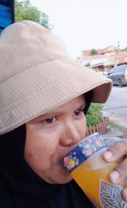 视频|体恤快递员大热天送货 老妇贴心送冷饮消暑