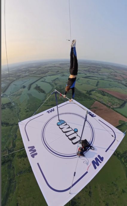 视频|俄健美男1500公尺高空 玩单杠大回环挑战极限