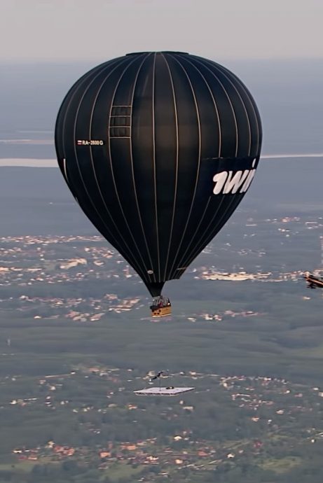 视频|俄健美男1500公尺高空 玩单杠大回环挑战极限