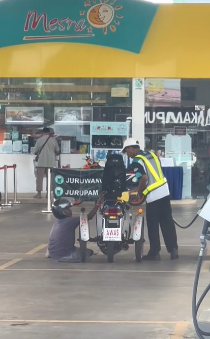 视频|助残障骑士添油后站一旁守护 油站员工暖心举动赢网赞